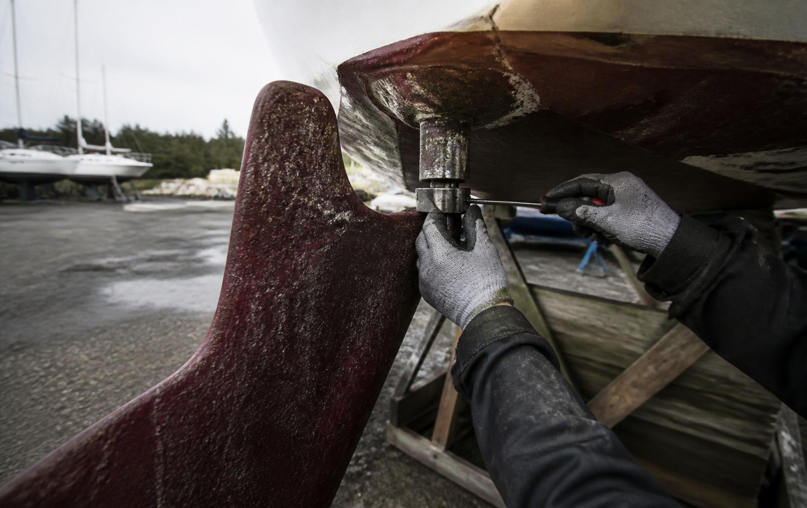 Inspeksjon av ror på seilbåt i opplag